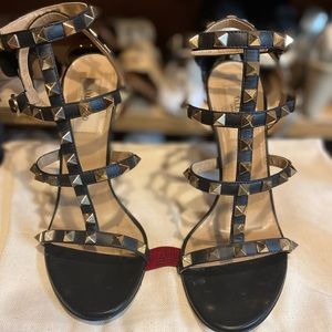 ROCKSTUD CALFSKIN ANKLE STRAP SANDAL 100 MM
Size 36